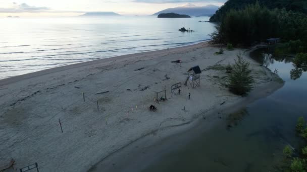 Pobřeží Telok Teluk Melano a pláž Serabang na nejjižnějším cípu části Tanjung Datu na ostrově Sarawak a Borneo - Záběry, video