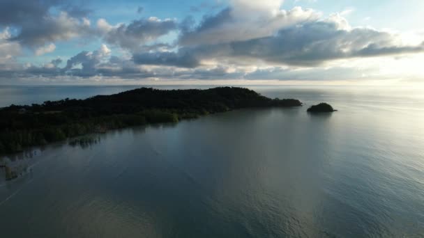 Telok Teluk Melano Coastline i Serabang Beach na najbardziej południowym krańcu Tanjung Datu części Sarawak i Borneo Island - Materiał filmowy, wideo