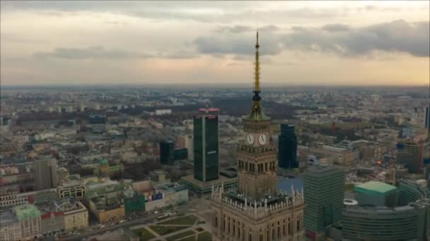 Αεροφωτογραφία πύργου του Παλατιού Πολιτισμού και Επιστημών στη Βαρσοβία, Πολωνία - Πλάνα, βίντεο