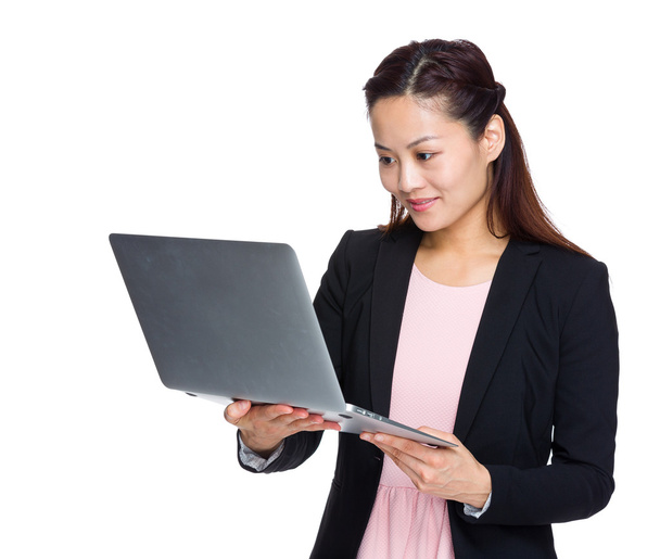 Mulher de negócios asiática usando computador portátil
 - Foto, Imagem