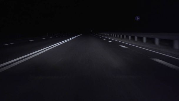 Foto de un coche de conducción en la carretera en la oscuridad, vista hacia adelante - Foto, imagen