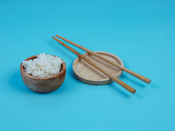 rýže v malé dřevěné míse a hůlky. - Fotografie, Obrázek
