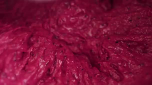 Proces mieszania mus jagodowy do produkcji pianek - Materiał filmowy, wideo