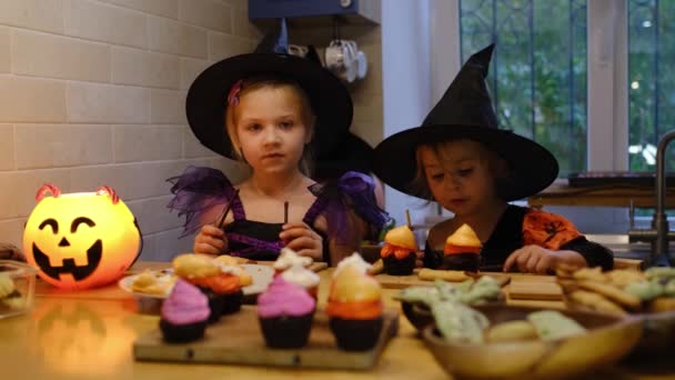 Vorbereitungen für Halloween in der heimischen Küche. - Filmmaterial, Video