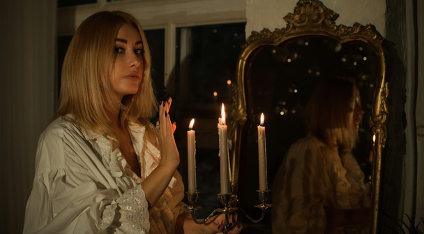 Mujer con velas para la predicción del destino por la noche, detalles de rituales de brujas, concepto de ocultismo - Foto, Imagen