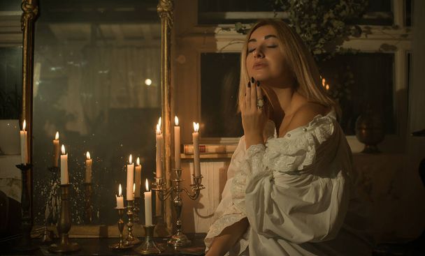 Mulher com velas para a previsão do destino à noite, detalhes de rituais de bruxas, conceito de ocultismo - Foto, Imagem