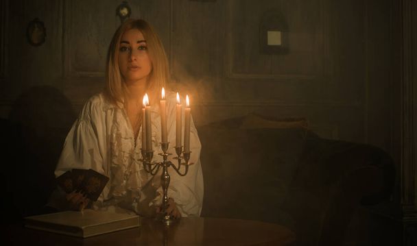 Γυναίκα με κεριά για πρόβλεψη της μοίρας τη νύχτα, λεπτομέρειες για τελετουργίες μαγισσών, έννοια αποκρυφισμού - Φωτογραφία, εικόνα