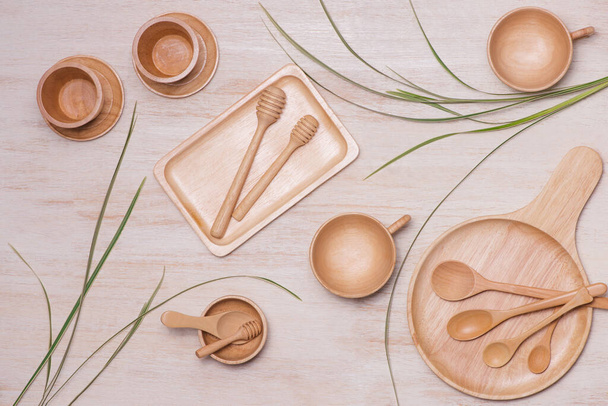 посуда из дерева на деревянном фоне - Фото, изображение