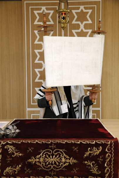 Beth Yaacov Synagogue. Reading of the Torah. France.  - Zdjęcie, obraz