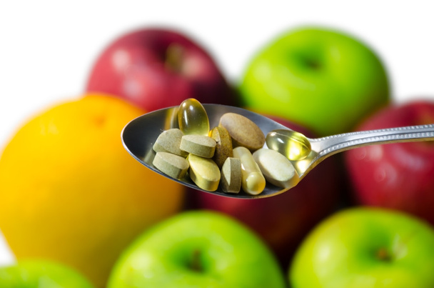 Varias vitaminas y suplementos nutricionales en cuchara de servir
.  - Foto, Imagen