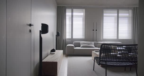 Nowoczesny salon. luksusowy minimalistyczny design, prawdziwy apartament w białych kolorach - Materiał filmowy, wideo