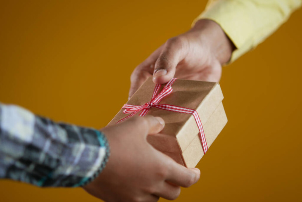 mannen hand geven zelfgemaakte geschenkdoos  - Foto, afbeelding