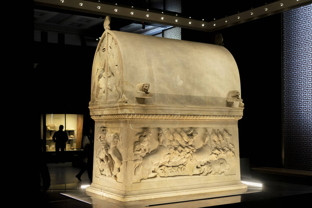Widok na Lycian Sarcophagus w Muzeum Archeologii w Stambule, Turcja. - Zdjęcie, obraz