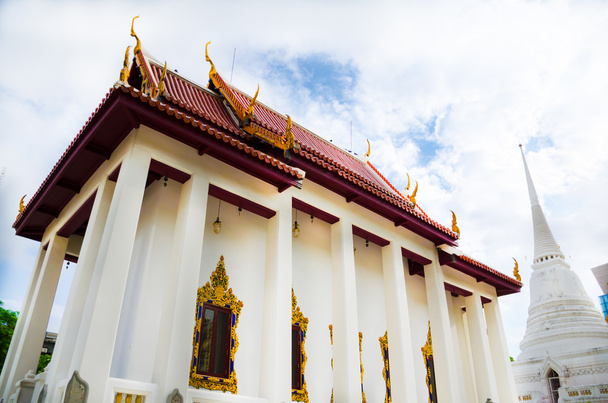 Wat pathumwanarama templo en día nublado
 - Foto, Imagen