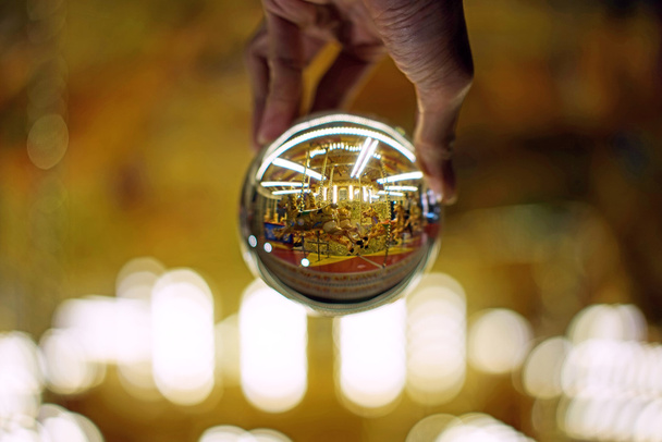Kristallkugel zeigt kreativen Blick auf Freizeitpark - Foto, Bild