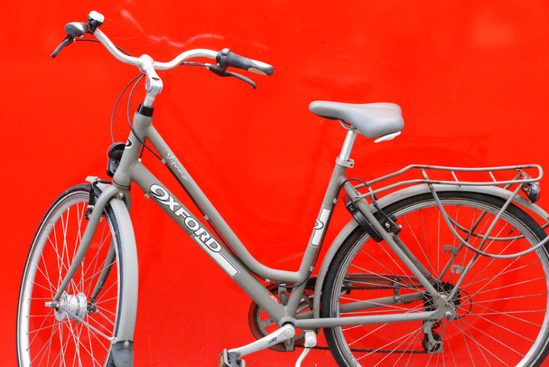 Vélo sur un mur rouge. Flandre occidentale. Belgique.  - Photo, image