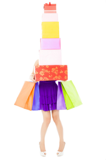 kobieta trzyma torby na zakupy i pudełka na białym tle - Zdjęcie, obraz