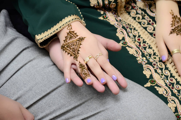 Marokkaanse bruid legt henna op haar handen. Marokkaanse bruiloft - Foto, afbeelding