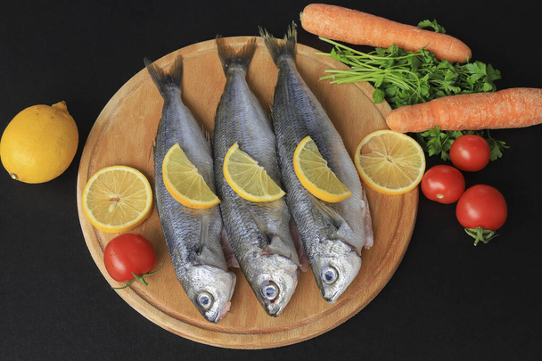 Bogue poisson fraîchement pêché ou boops Boops poisson prêt à être cuit sur une planche à découper en bois : nom turc Kupes fish - Photo, image