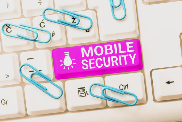 Metin Mobil Güvenlik yazılıyor. Cep telefonunun tehditlerden ve savunmasızlıklardan korunması İşletme Fikri Yazılı Belgeleri Çevrimiçi Yayınlamak, Uzun vadeli Sözleşme Yazmak - Fotoğraf, Görsel