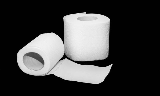bílý toaletní papír na černém izolovaném pozadí - Fotografie, Obrázek