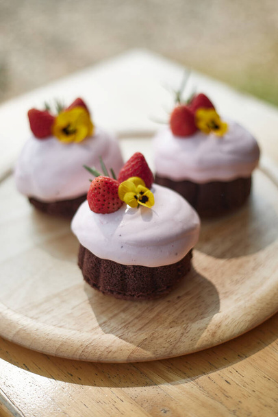 delicious homemade chocolate cake with strawberries cream - Фото, зображення
