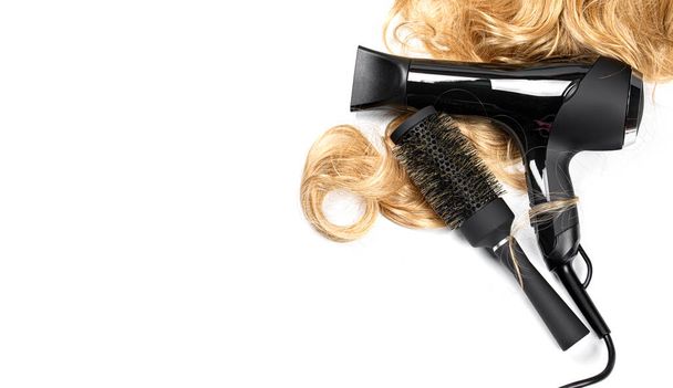 accessoires de coiffure pour les soins des cheveux longs sur un blanc  - Photo, image