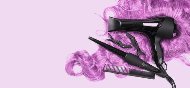 hairdressing accessories for long pink hair care on a pink background - Foto, Bild