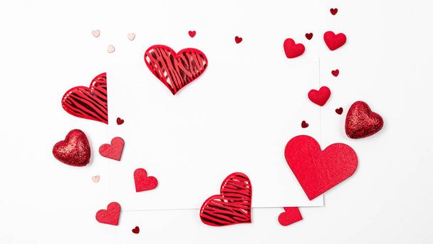 Sevgililer Günü geçmişi. Kırmızı kalp, aşk üzerine romantik hediye beyaz arka plan. Düz pankartlı Valentine kalp dekorasyonu - Fotoğraf, Görsel