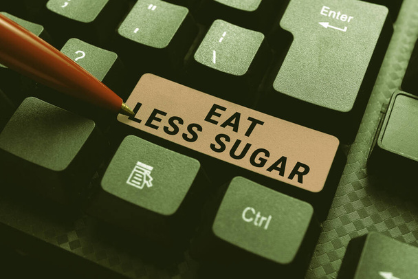 Podpis zobrazující Jíst méně cukru. Přehled podniků snižující příjem cukru a konzumaci zdravých potravin bohatých na stravu Abstraktní psaní na stroji, programátorské ladicí kódy - Fotografie, Obrázek