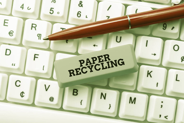 Papír újrahasznosítást mutató szöveges jel. Internet Concept A hulladékpapír új módon történő felhasználása a gépelési program funkcionális leírásainak újrafeldolgozásával, új e-mail cím létrehozásával - Fotó, kép