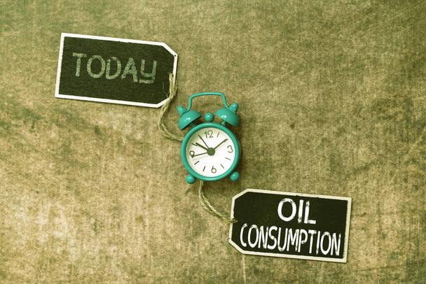 概念表示石油消費量。ビジネスコンセプトこのエントリーは、 1日あたりのバレル当たりの総石油消費量です仕事で明るいスマートアイデアを進めるための時間管理計画 - 写真・画像