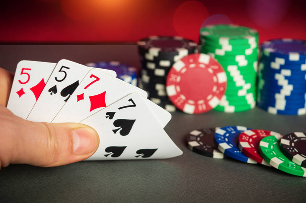 Karty pokerowe z kombinacją dwóch par. Zbliżenie gracza strony trwa karty do gry w pokera w klubie. - Zdjęcie, obraz