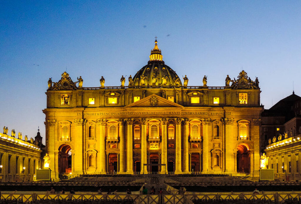 Vista de la Basílica de San Pietro durante la noche - Ciudad del Vaticano, Italia - Foto, imagen