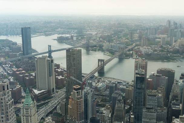 Nueva York, Estados Unidos - 7 de agosto de 2019: vista de la ciudad de Nueva York por el Observatorio One World durante un día nublado. - Foto, imagen