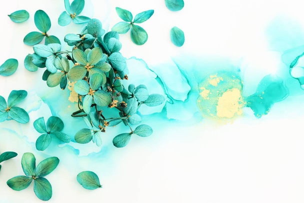 Kreatív kép a smaragd és zöld Hydrangea virágok művészi tinta háttér. Felülnézet másolási hellyel - Fotó, kép