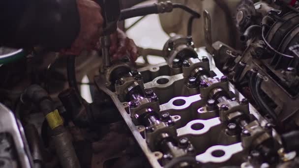 Primer plano Shoot of Car Masters Reparación de motor de coche defectuoso en taller de reparación. - Metraje, vídeo