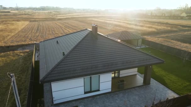 Luftaufnahme eines privaten Hauses mit Keramikschindeln bedeckt Dach. Investition in Immobilienkonzept - Filmmaterial, Video