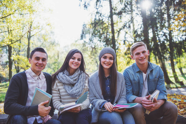 Gruppe junger Leute Studenten beim Spazierengehen Herbst Park - Foto, Bild