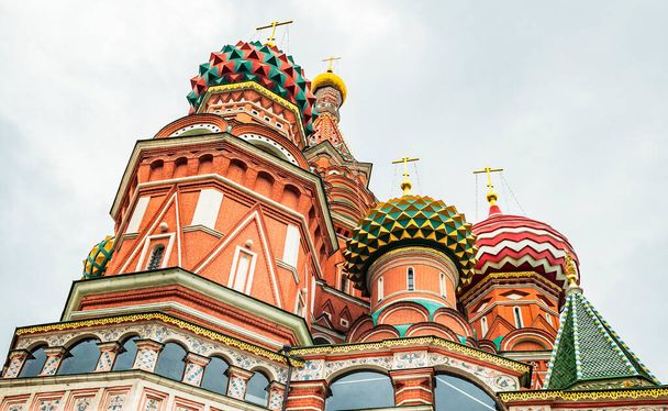 Kutsal Vasily Katedrali, cephenin unsurları, kubbeler ve Ortodoks haçları. - Fotoğraf, Görsel
