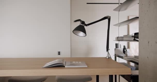 Moderna zona pranzo in legno naturale, appartamento minimalista con lampada, rubinetto nero - Filmati, video