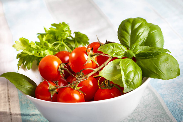 Tomates sur assiette blanche
 - Photo, image