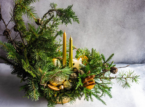 Christmas interior decoration made using natural elements like cinnamon sticks and dried oranges - Foto, Imagem