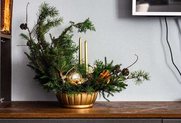 Vánoční interiérová dekorace z přírodních prvků, jako jsou skořicové tyčinky a sušené pomeranče - Fotografie, Obrázek