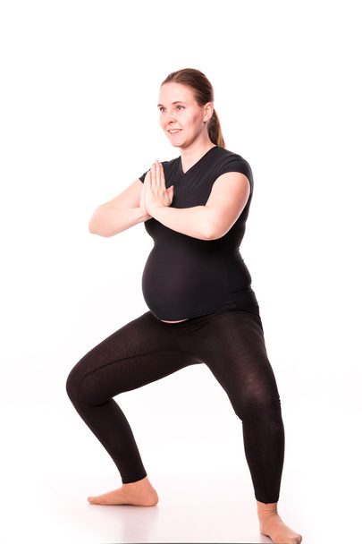 Mulher grávida exercitando-se isolado em branco
 - Foto, Imagem
