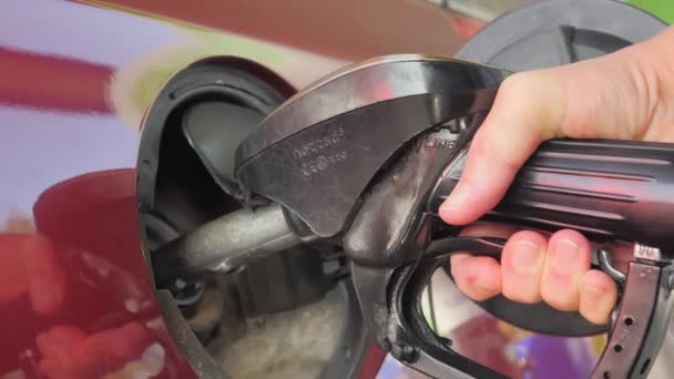 Handbetankung am Auto in der Tankstelle - Filmmaterial, Video