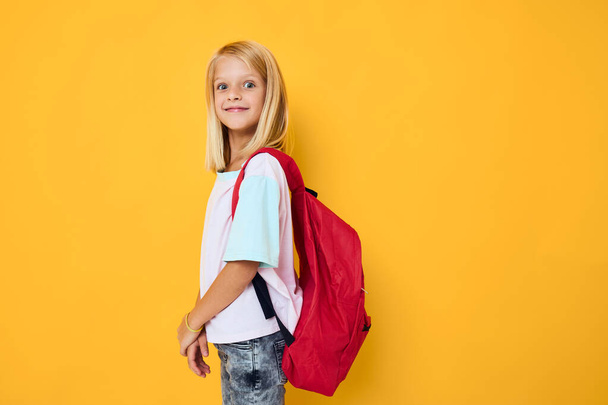 boldog iskolás lány egy piros hátizsák oktatási koncepció - Fotó, kép