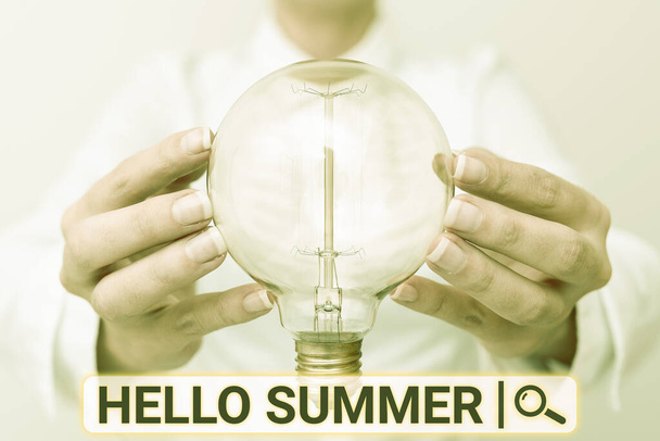Концептуальний дисплей Привіт Літо. Концепція бізнесу Вітання найтеплішого сезону року приходить після весняної леді в одязі, що тримає лампу з двома руками, представляючи нові технологічні ідеї
 - Фото, зображення