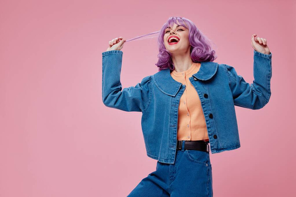 junge Frau stilvolle Kleidung posiert Emotionen Kosmetik Frisur Farbe Hintergrund unverändert - Foto, Bild