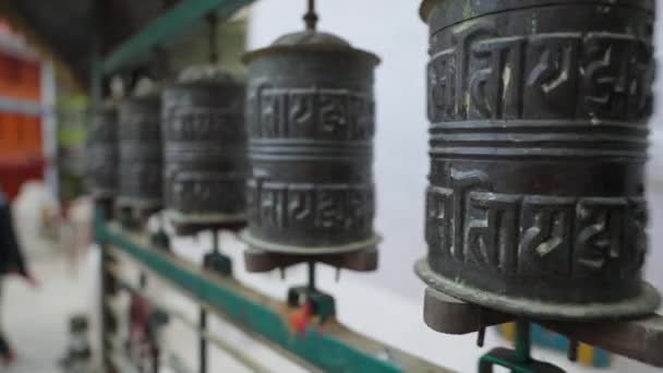 Una fila di tamburi buddisti di preghiera girano in via Kathmandu, ruote di benedizione rithual - Filmati, video